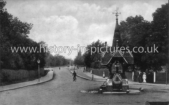 The Drinking Fountain & Woodford Road, Snaresbrook, London. c.1907
